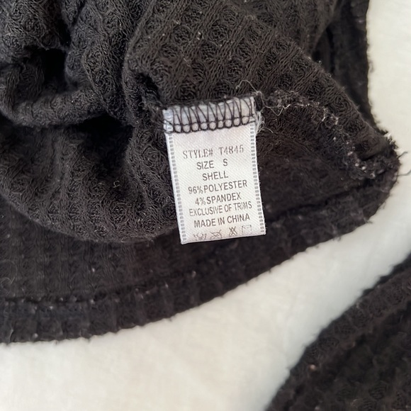 Black cute sweater size small with front cinch design - Picture 4 of 5